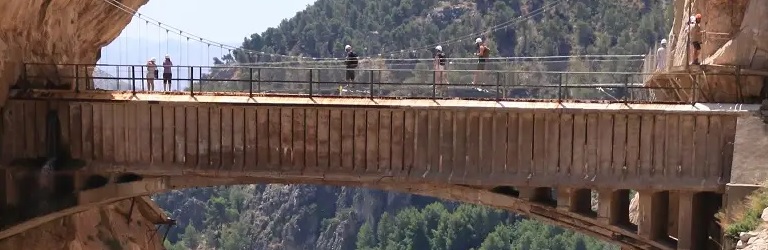 Z biletem na szlak Caminito del Rey przejdziesz mostem w wąwozie El Chorro
