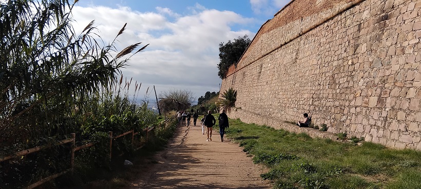 Piękny spacer w zielonej okolicy na górze Montjuïc – z widokiem na miasto Barcelona